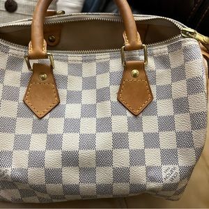 Authentic Louis Vuitton Purse 
Good condition